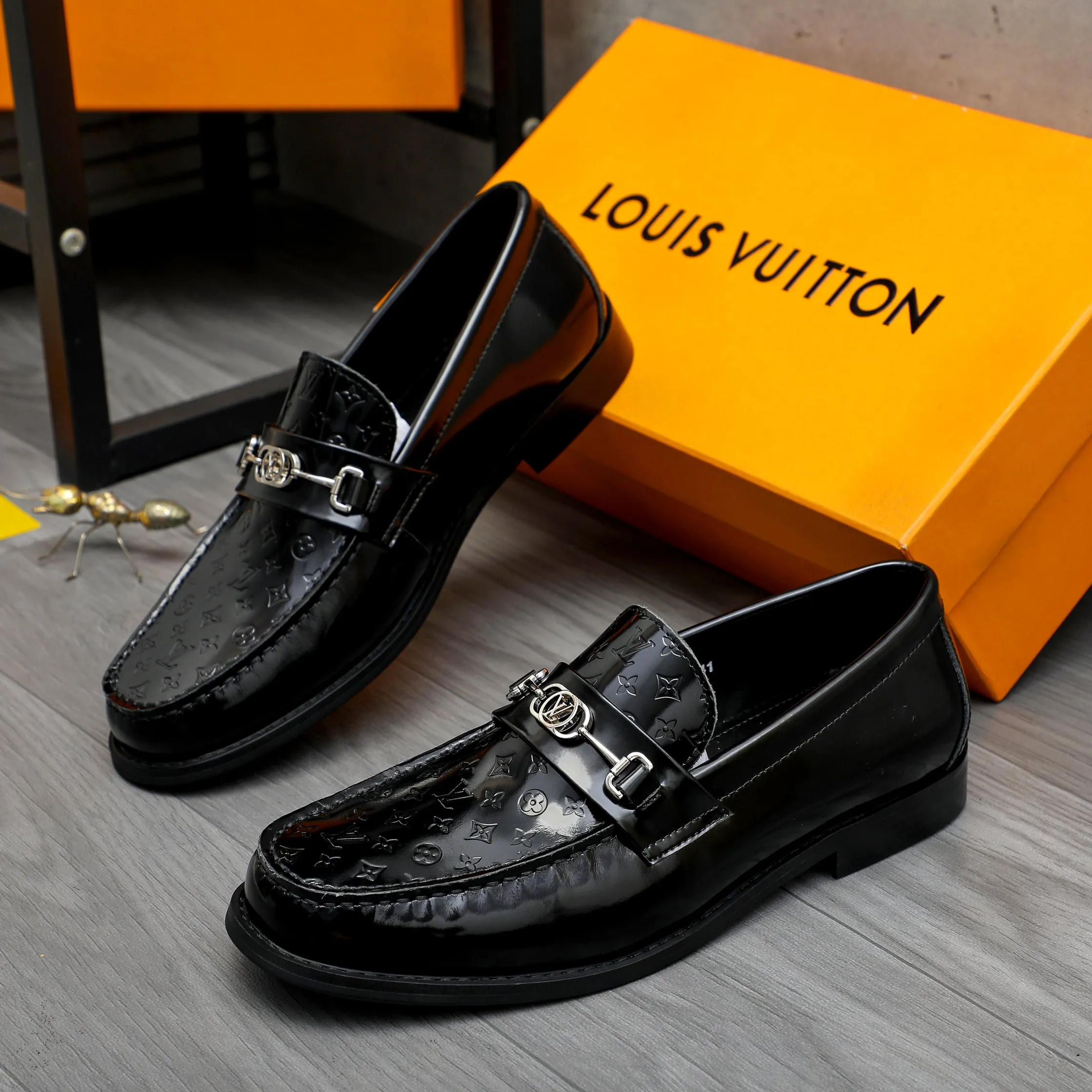 Men's shoes 💰p460 Product trademark: LV (Louis Vuitton) business slip-on leather shoes. Regular size: 38-45 (45 is custom-made and non-returnable) Product materials: Selected high-quality pearlescent embossed cowhide upper, cowhide lining, original rubber outsole